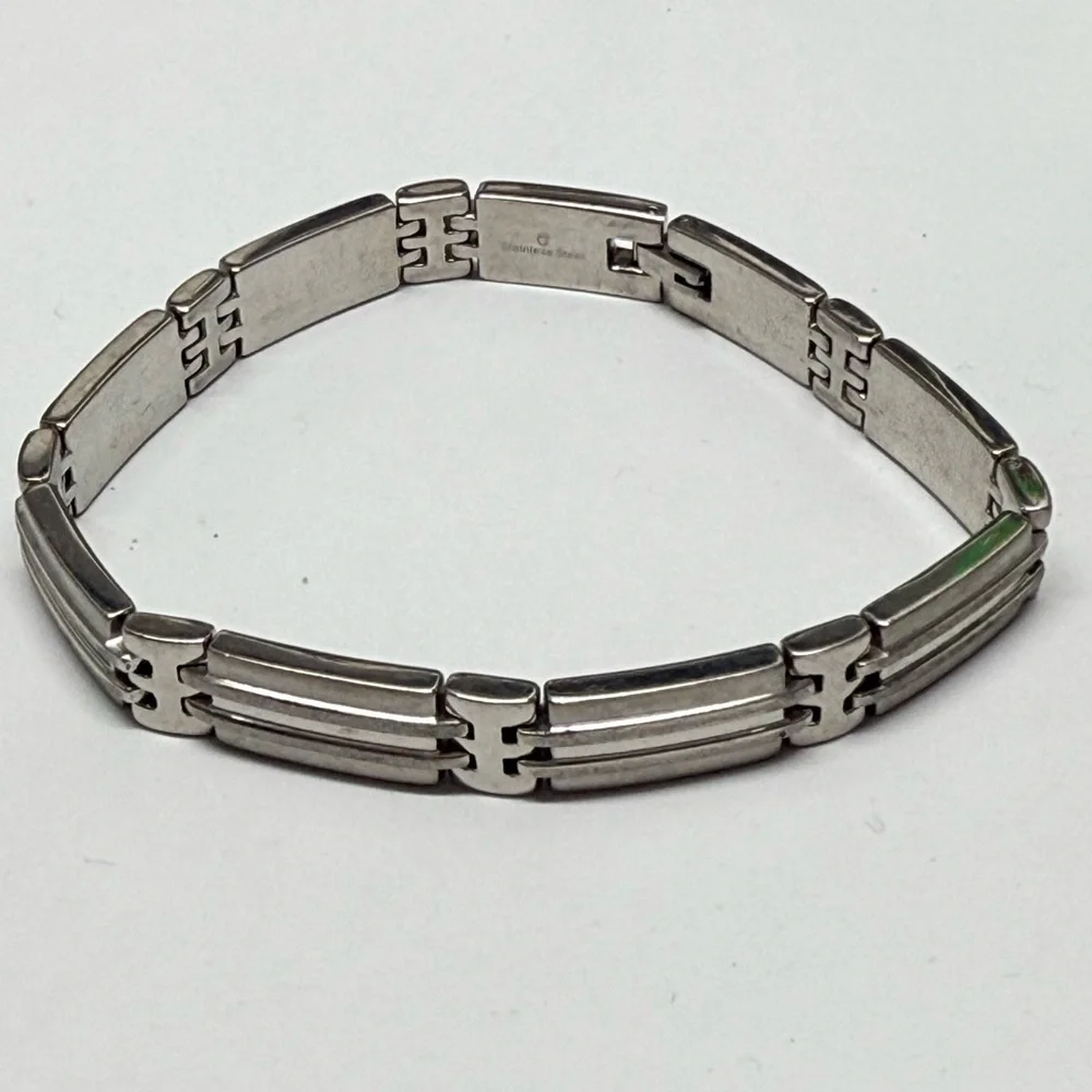 New Mens stainless steel bracelet. 8 3/4” . Macy’s